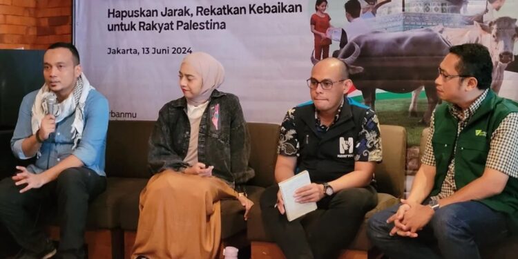 Ketua Tebar Hewan Kurban (THK) 1445 Dompet Dhuafa Bobby P. Manullang (kanan), GM Respon dan Advokasi Dompet Dhuafa Arif R. Haryono (kiri), dan Perwakilan Hayat Yolu Dernegi di Indonesia Muhammad Malik Jovial Dien (kedua kanan) dalam acara taklimat media di Jakarta, Kamis (13/6/2024). (MASAPNEWS/ANT)