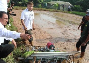 Menteri Pertanian Andi Amran Sulaiman (kiri) meninjau proses uji alat mesin pertanian (Alsintan) untuk produksi massal di Balai Besar Pengujian Standar Instrumen Mekanisasi Pertanian (BBPSI Mektan) Serpong, Tanggerang Selatan, Banten. (MASAPNEWS/ANT/HO-Humas Kementan)