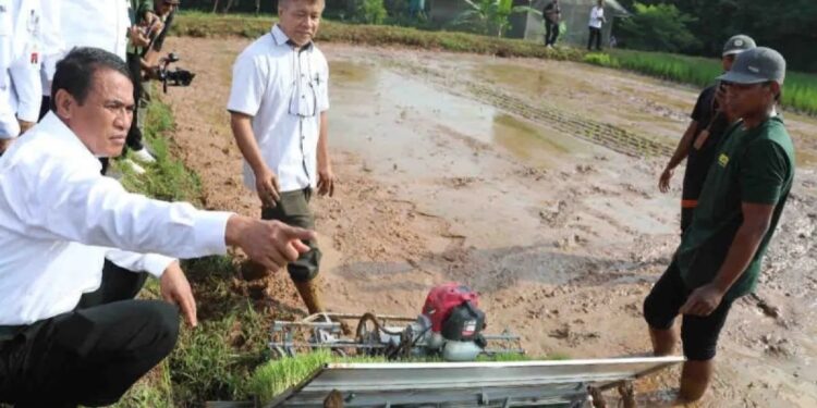 Menteri Pertanian Andi Amran Sulaiman (kiri) meninjau proses uji alat mesin pertanian (Alsintan) untuk produksi massal di Balai Besar Pengujian Standar Instrumen Mekanisasi Pertanian (BBPSI Mektan) Serpong, Tanggerang Selatan, Banten. (MASAPNEWS/ANT/HO-Humas Kementan)