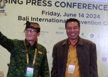 Menteri Pariwisata dan Ekonomi Kreatif Sandiaga Uno (kiri) bersama Ketua Asita Bali Putu Winastra di sela penutupan ajang pameran pariwisata Bali Beyond and Travel Fair (BBTF) ke-10 di Nusa Dua, Kabupaten Badung, Bali, Jumat (14/6/2024). (MASAPNEWS/ANT)