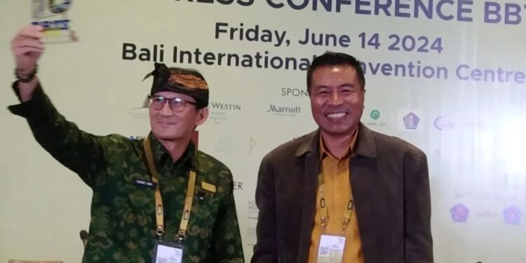 Menteri Pariwisata dan Ekonomi Kreatif Sandiaga Uno (kiri) bersama Ketua Asita Bali Putu Winastra di sela penutupan ajang pameran pariwisata Bali Beyond and Travel Fair (BBTF) ke-10 di Nusa Dua, Kabupaten Badung, Bali, Jumat (14/6/2024). (MASAPNEWS/ANT)