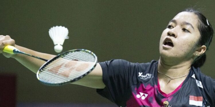 Arsip foto - Pebulu tangkis tunggal putri Indonesia Ester Nurumi Tri Wardoyo mengembalikan kok ke arah lawannya tunggal putri China Wang Zhi Chi dalam babak 16 besar Indonesia Open 2024 di Istora Senayan, Jakarta, Kamis (6/6/2024). (MASAPNEWS/ANT)