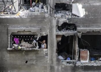 Seorang pria terlihat di dalam bangunan yang hancur di kamp Jabalia di Jalur Gaza. (MASAPNEWS/ANT)