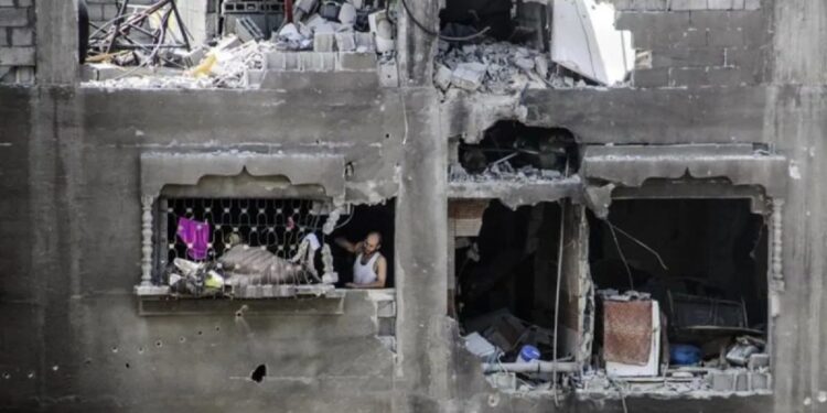 Seorang pria terlihat di dalam bangunan yang hancur di kamp Jabalia di Jalur Gaza. (MASAPNEWS/ANT)