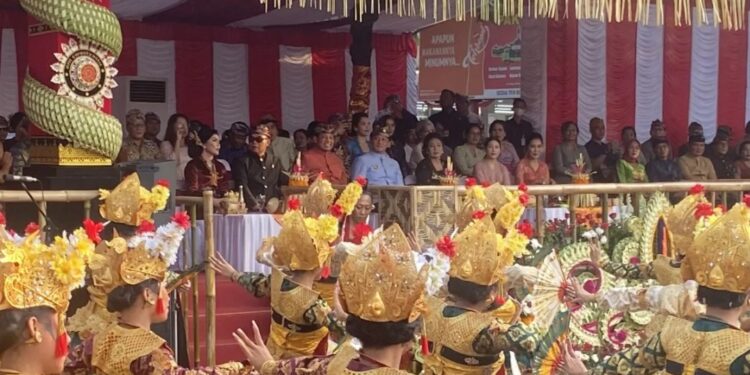 Menteri ATR/BPN Agus Harimurti Yudhoyono saat menyaksikan seniman di pawai Pesta Kesenian Bali di Denpasar, Sabtu (15/6/2024). (MASAPNEWS/ANT)