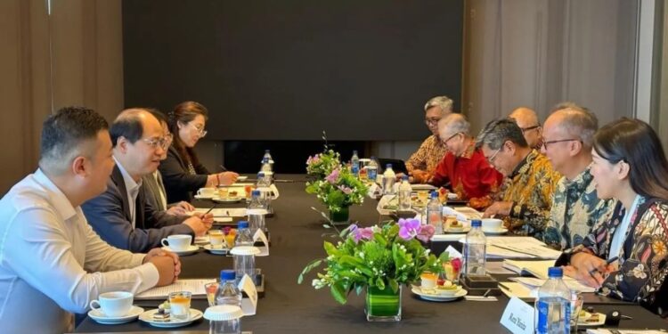 Pemerintah RI juga mendorong para pelaku industri otomotif asal China untuk dapat melibatkan produsen komponen dalam negeri dari hulu ke hilir, sehingga dapat mewujudkan target seluruh mata rantai produksi berada di Indonesia.