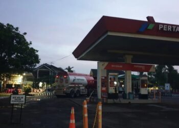 Mobil tanki Pertamina sedang memasok BBM di SPBU Jalan R Sukamto Palembang untuk mengantisipasi peningkatan permintaan BBM menjelang Hari Raya Idul Adha 1445 Hijriah, Ahad (16/6). (MASAPNEWS/ANT)