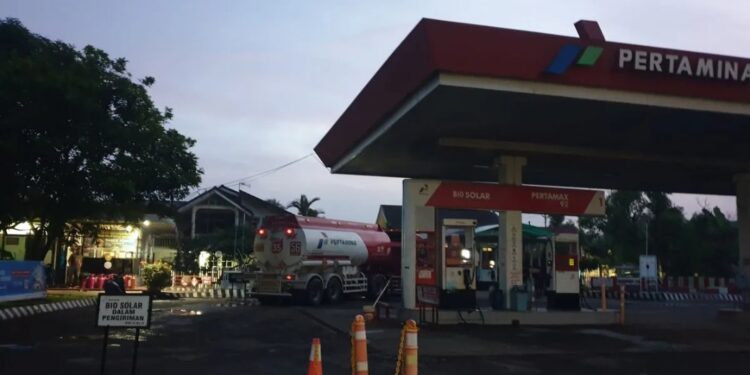 Mobil tanki Pertamina sedang memasok BBM di SPBU Jalan R Sukamto Palembang untuk mengantisipasi peningkatan permintaan BBM menjelang Hari Raya Idul Adha 1445 Hijriah, Ahad (16/6). (MASAPNEWS/ANT)