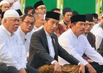Presiden Joko Widodo melaksanakan Shalat Idul Adha 1554 Hijriah di kawasan Simpanglima, Kota Semarang, Jawa Tengah, Senin. (17/6/2024). (MASAPNEWS/ANT/I.C. Senjaya)