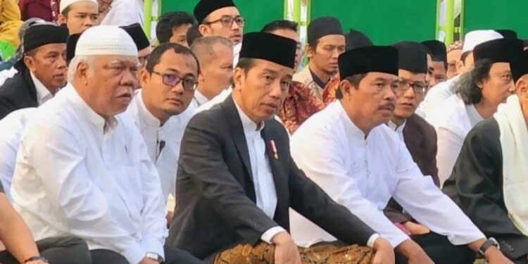 Presiden Joko Widodo melaksanakan Shalat Idul Adha 1554 Hijriah di kawasan Simpanglima, Kota Semarang, Jawa Tengah, Senin. (17/6/2024). (MASAPNEWS/ANT/I.C. Senjaya)