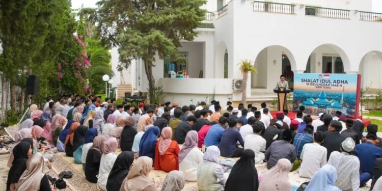 Suasana salat Idul Adha di KBRI Tunis. Kedutaan Besar RI (KBRI) Tunis menyelenggarakan salah Idul Adha di Wisma Duta Besar RI di Tunis, Minggu (16/6/2024). (MASAPNEWS/ANT/HO-KBRI Tunis)