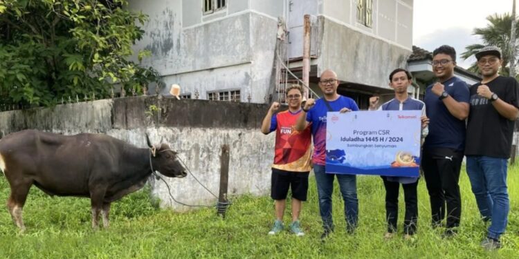 Penyerahan sapi kurban secara simbolis oleh Telkomsel untuk seluruh penerima di Indonesia. (MASAPNEWS/ANT/HO Humas Telkomsel)