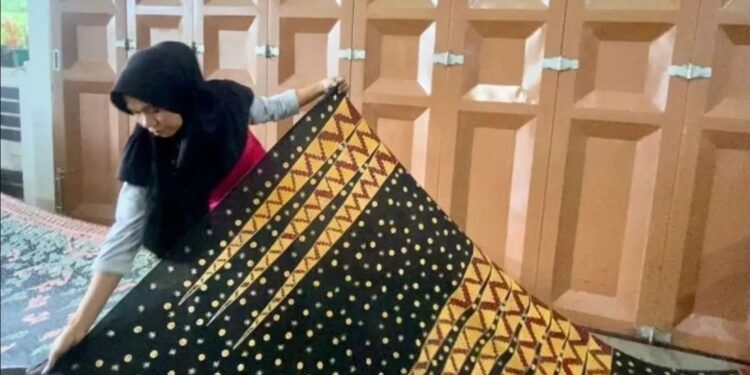 Pelaku Usaha Mikro Kecil dan Menengah (UMKM) Kain Batik Tulis "Deandra" Bandarlampung. (MASAPNEWS/ANT)
