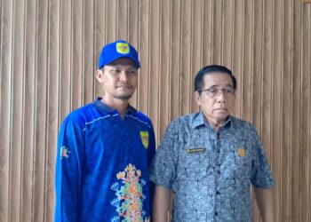 Ketua DPRD Kabupaten Gumas Akerman Sahidar (kanan) berfoto bersama salah satu kontingen FBIM di Kuala Kurun, Jumat (17/5/2024). (IST)