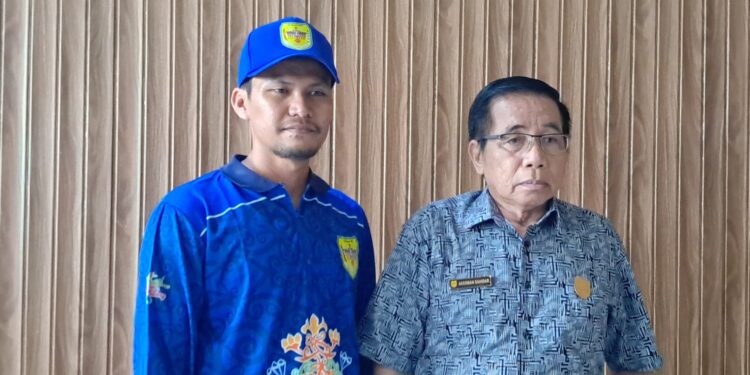Ketua DPRD Kabupaten Gumas Akerman Sahidar (kanan) berfoto bersama salah satu kontingen FBIM di Kuala Kurun, Jumat (17/5/2024). (IST)
