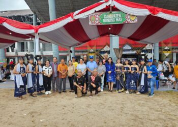 Legislator Gumas Cici Susilawati dan lainnya berfoto bersama kontingen FBIM Gumas di Palangka Raya, Selasa (21/5/2024). (IST)
