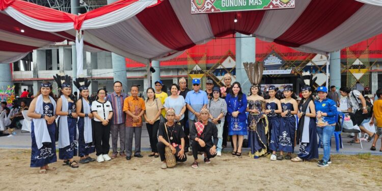 Legislator Gumas Cici Susilawati dan lainnya berfoto bersama kontingen FBIM Gumas di Palangka Raya, Selasa (21/5/2024). (IST)