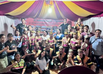 Legislator Kabupaten Gumas Cici Susilawati berfoto bersama kontingen Kecamatan Manuhing di Stadion Mini Kuala Kurun, Rabu malam (19/6/2024). (IST)