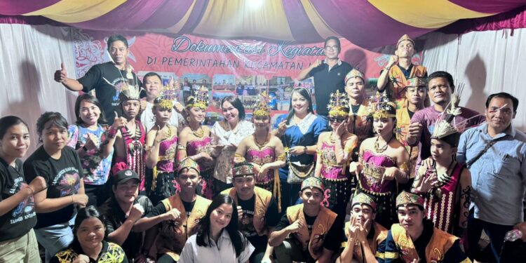 Legislator Kabupaten Gumas Cici Susilawati berfoto bersama kontingen Kecamatan Manuhing di Stadion Mini Kuala Kurun, Rabu malam (19/6/2024). (IST)