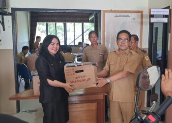Legislator Gumas Cici Susilawati menyerahkan helm secara simbolis kepada salah satu kades, di Kuala Kurun, Senin (13/5/2024). (IST)