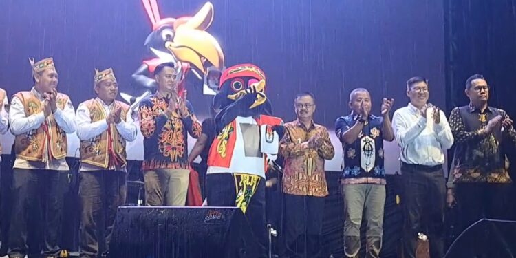 Pj Bupati Gumas Herson B Aden, Ketua KPU Elfrinst G Tumon dan lainnya, bersama ‘Segah’ saat peluncuran di Kuala Kurun, Minggu (2/6/2024). (MASAPNEWS/GCM)