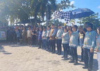 Pj Bupati Gunung Mas Herson B Aden melepas peserta pawai budaya di Taman Kota Kuala Kurun, Senin (17/6/2024). (MASAPNEWS/GCM)