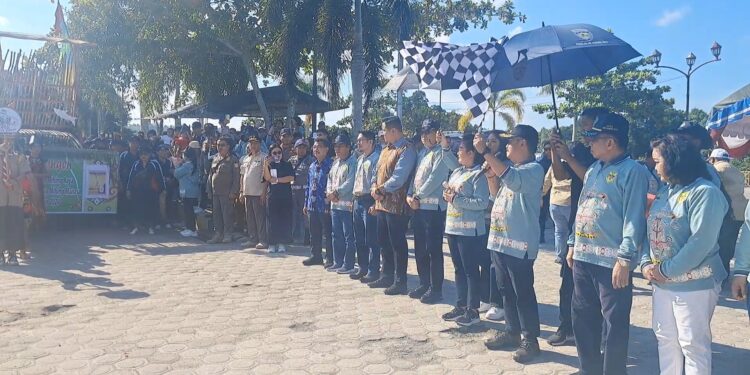 Pj Bupati Gunung Mas Herson B Aden melepas peserta pawai budaya di Taman Kota Kuala Kurun, Senin (17/6/2024). (MASAPNEWS/GCM)