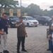 Pj Bupati Gunung Mas Herson B Aden (tengah) dan lainnya berbincang di sela kegiatan gotong royong di Taman Kota Kuala Kurun, Selasa (18/6/2024).