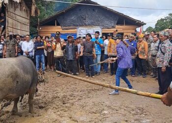 Legislator Gumas Nomi Aprilia saat menghadiri ‘tabuh pertama’ Tiwah massal di Kelurahan Tampang Tumbang Anjir Kecamatan Kurun, Sabtu (8/6/2024). (MASAPNEWS/GCM)