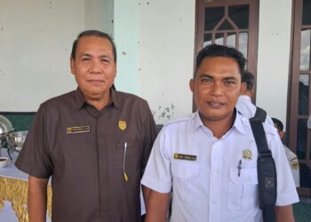 Legislator Kabupaten Gumas Punding S Merang (kiri) berfoto bersama Kades Rangan Tate Indra Lesmana, di sela kegiatan pisah sambut Bupati-Wakil Bupati 2019-2024 kepada Pj Bupati di Kuala Kurun, Rabu (29/5/2024). (IST)