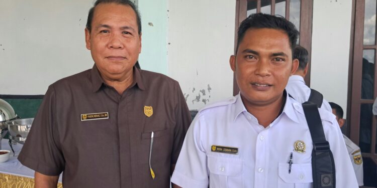Legislator Kabupaten Gumas Punding S Merang (kiri) berfoto bersama Kades Rangan Tate Indra Lesmana, di sela kegiatan pisah sambut Bupati-Wakil Bupati 2019-2024 kepada Pj Bupati di Kuala Kurun, Rabu (29/5/2024). (IST)