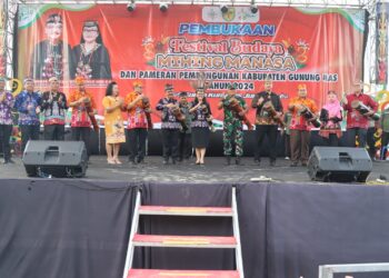 Pj Bupati Gumas Herson B Aden dan lainnya memukul katambung tanda dimulainya FBMM 2024 di Kuala Kurun, Minggu (16/6/2024). (Foto : Diskominfosantik Gumas)