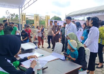 Sekretaris Daerah Gumas Richard, Penjabat Ketua TP PKK Shella Herson B Aden dan lainnya meninjau pelaksanaan Posyandu Serentak di Taman Kota Kuala Kurun, Rabu (5/6/2024). (MASAPNEWS/GCM)