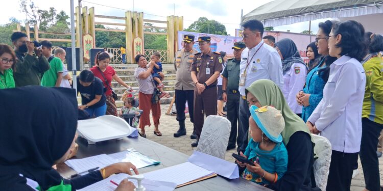 Sekretaris Daerah Gumas Richard, Penjabat Ketua TP PKK Shella Herson B Aden dan lainnya meninjau pelaksanaan Posyandu Serentak di Taman Kota Kuala Kurun, Rabu (5/6/2024). (MASAPNEWS/GCM)