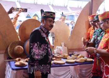Pj Bupati Gumas Herson B Aden meninjau berbagai produk lokal yang ditampilkan pada pamerang pembangunan di Kuala Kurun, Minggu (16/6/2024). (Foto : Diskominfosantik Gumas)