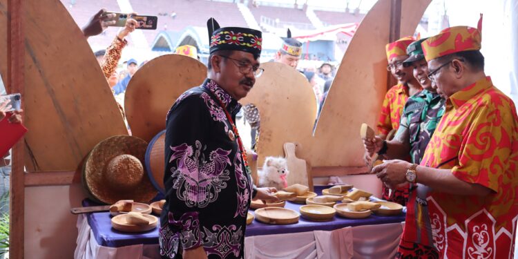 Pj Bupati Gumas Herson B Aden meninjau berbagai produk lokal yang ditampilkan pada pamerang pembangunan di Kuala Kurun, Minggu (16/6/2024). (Foto : Diskominfosantik Gumas)