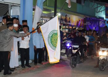 Pj Bupati Gumas Herson B Aden dan lainnya melepas Pawai Takbir Idul Adha 1455 H di Kuala Kurun, Minggu (16/6/2024). (Foto : Diskominfosantik Gunung Mas)