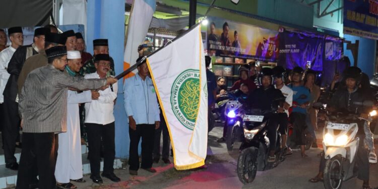 Pj Bupati Gumas Herson B Aden dan lainnya melepas Pawai Takbir Idul Adha 1455 H di Kuala Kurun, Minggu (16/6/2024). (Foto : Diskominfosantik Gunung Mas)