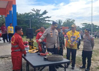 Sekda Gumas Richard (batik kuning), Kapolres AKBP Theodorus PS, Pabung Kodim 1016 Palangka Letkol Inf Maksun Abadi, dan lainnya memeriksa kesiapan peralatan menghadapi bencana, saat apel kesiapsiagaan di Kuala Kurun, Kamis (30/5/2024). (MASAPNEWS/GCM)