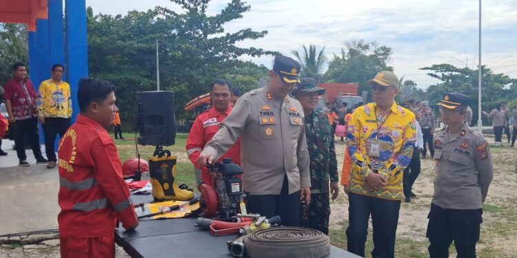 Sekda Gumas Richard (batik kuning), Kapolres AKBP Theodorus PS, Pabung Kodim 1016 Palangka Letkol Inf Maksun Abadi, dan lainnya memeriksa kesiapan peralatan menghadapi bencana, saat apel kesiapsiagaan di Kuala Kurun, Kamis (30/5/2024). (MASAPNEWS/GCM)
