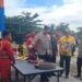 Sekda Gumas Richard (batik kuning), Kapolres AKBP Theodorus PS, Pabung Kodim 1016 Palangka Letkol Inf Maksun Abadi, dan lainnya memeriksa kesiapan peralatan menghadapi bencana, saat apel kesiapsiagaan di Kuala Kurun, Kamis (30/5/2024). (MASAPNEWS/GCM)