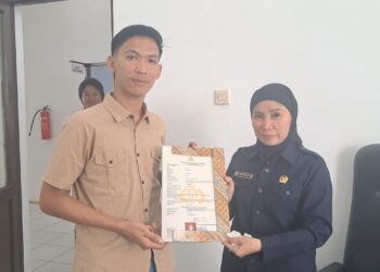 Legislator Kabupaten Gumas Sahriah (kanan) menerima lembaran SKCK dari Petugas SKCK Polres Bripda Krisna Surya Adi di Kuala Kurun, Kamis (20/6/2024). (ANT)
