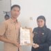 Legislator Kabupaten Gumas Sahriah (kanan) menerima lembaran SKCK dari Petugas SKCK Polres Bripda Krisna Surya Adi di Kuala Kurun, Kamis (20/6/2024). (ANT)