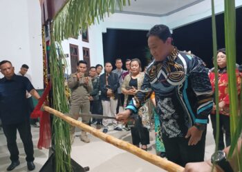 Wagub Kalteng Edy Pratowo menjalani ‘potong pantan’ saat tiba di Kuala Kurun, Kamis malam (20/6/2024). (IST)