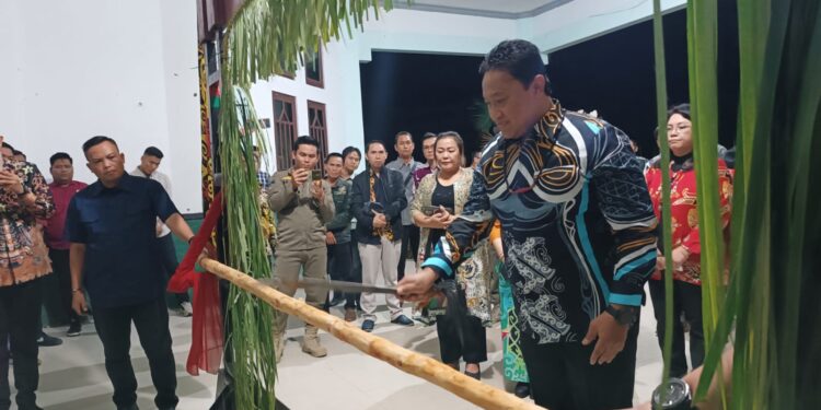 Wagub Kalteng Edy Pratowo menjalani ‘potong pantan’ saat tiba di Kuala Kurun, Kamis malam (20/6/2024). (IST)