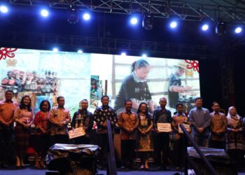 Wagub Kalteng Edy Pratowo didampingi Pj Bupati Gumas Herson B Aden, Ketua DPRD Gumas Akerman Sahidar, dan lainnya berfoto bersama para pemenang FBMM, saat penutupan FBMM dan hiburan rakyat di Kuala Kurun, Jumat malam (21/6/2024). (Foto : Diskominfosantik Gumas)