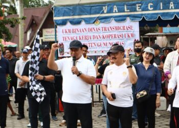 Wagub Kalteng Edy Pratowo, Pj Bupati Gumas Herson B Aden, dan lainnya saat menghadir jalan sehat di Kuala Kurun, Sabtu (22/6/2024). (Foto : Diskominfosantik Gumas)