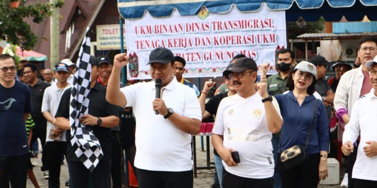 Wagub Kalteng Edy Pratowo, Pj Bupati Gumas Herson B Aden, dan lainnya saat menghadir jalan sehat di Kuala Kurun, Sabtu (22/6/2024). (Foto : Diskominfosantik Gumas)