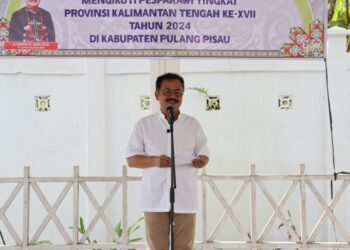 Pj Bupati Gumas Herson B Aden menyampaikan sambutan saat pelepasan kontingen Pesparawi di Kuala Kurun, Sabtu (22/6/2024). (Foto : Diskominfosantik Gumas)