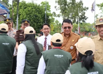 Sekda Gumas Richard menyalami petugas pantarlih yang baru saja dilantik di Kuala Kurun, Senin (24/6/2024). (Foto : Diskominfosantik Gumas)
